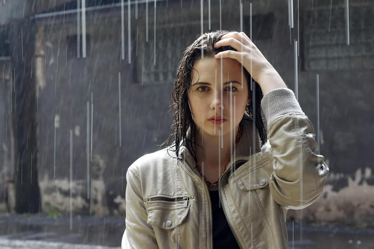 Best Rain Jacket Features for Hiking in Shoulder Season